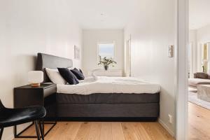 Giường trong phòng chung tại Dinbnb Apartments I Luxury with Views l Large Balcony