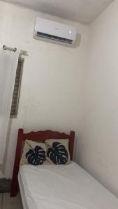una camera da letto con un letto e un condizionatore a muro di Rancho Coqueiros#Amor e Paz a Buritama
