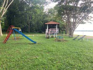 un parco giochi con scivolo e gazebo di Rancho Coqueiros#Amor e Paz a Buritama