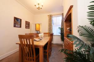 Un comedor con mesa y sillas de madera. en 59 Moss Green - Close to the city centre, en York