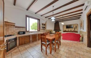 a kitchen with a table and chairs in a room at Parisi in Floridia