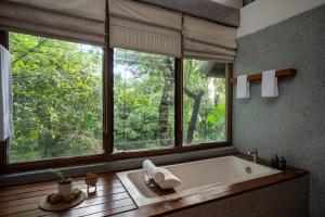 Phòng tắm tại Treehouse Chalets - Luxury getaway within a short distance of Ella