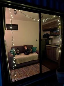 ein Wohnzimmer mit einer Couch in einem Raum mit Beleuchtung in der Unterkunft Pinecone box in Mazamitla + 24 Fotos