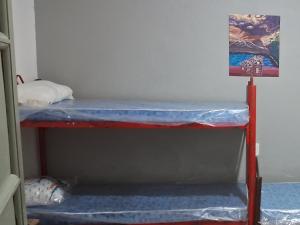 Litera en habitación con sábanas azules en Excelente Ubicación con Cochera Privada, en Ciudad Evita