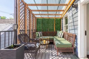 een afgeschermde veranda met rieten stoelen en een tafel bij Duplex 3 Bed 2 Bat Apt Steps from Lincoln Square in Chicago