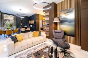 ein Wohnzimmer mit einem weißen Sofa und einem Esszimmer in der Unterkunft Premium Penthouse in Keszthely