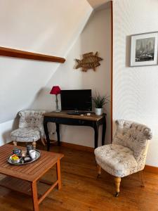TV a/nebo společenská místnost v ubytování Les Transats Chambre et appartements Face à la mer