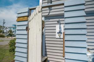 Fancy Flounder في كارولينا بيتش: جانب من المنزل مع باب أزرق