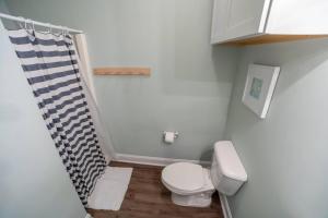 Fancy Flounder في كارولينا بيتش: حمام مع مرحاض وستارة دش