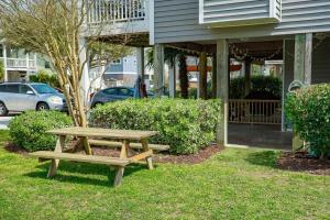 Fancy Flounder في كارولينا بيتش: طاولة نزهة خشبية أمام المنزل +42 صورة