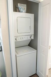 Fancy Flounder في كارولينا بيتش: غسالة ومجفف بيض في حمام صغير