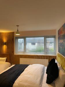 une chambre avec deux lits et une grande fenêtre dans l'établissement Musden Walk individual rooms, à Manchester