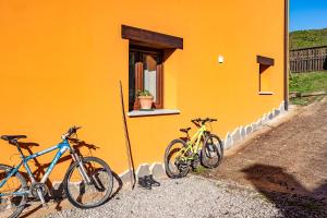 three bikes parked next to a yellow building at Picuastur in Cangas de Onís