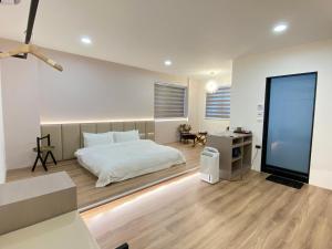 Una cama o camas en una habitación de leisurely Inn