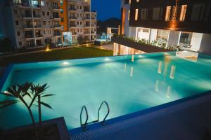 - une piscine sur le toit d'un bâtiment la nuit dans l'établissement The Pearl Club Resort, à Santiniketan