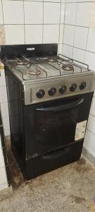 una vieja estufa está sentada en una cocina en Excelente Ubicación con Cochera Privada, en Ciudad Evita