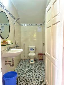 ein Badezimmer mit Toilette und Waschbecken in der Unterkunft Pate's Home in Da Lat