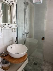 Koupelna v ubytování Les Transats Chambre et appartements Face à la mer + 37 fotografií