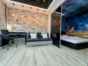 Camera con scrivania, letto e tavolo di ApartPoltava УНІКАЛЬНІ апартаменти у ЦЕНТРІ з видом на театр Гоголя SOUL TOUCH a Poltava