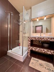 un bagno con doccia e lavandino di ApartPoltava УНІКАЛЬНІ апартаменти у ЦЕНТРІ з видом на театр Гоголя SOUL TOUCH a Poltava Altre 14 foto