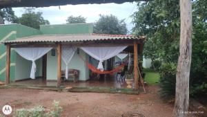 Ribeirão das PedrasPousada Doce Verde Nobres MT的庭院凉亭下的吊床