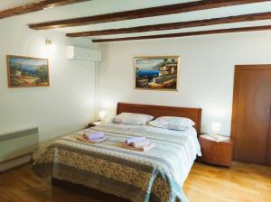 a bedroom with a bed with two towels on it at Apartment Rialto with private parking in Cres