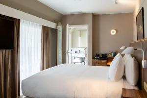 Un ou plusieurs lits dans un hébergement de l'établissement Sapphire House Antwerp, Autograph Collection by Marriott
