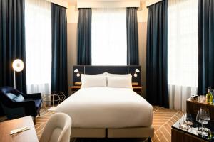 Un ou plusieurs lits dans un hébergement de l'établissement Sapphire House Antwerp, Autograph Collection by Marriott