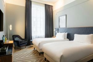 Un ou plusieurs lits dans un hébergement de l'établissement Sapphire House Antwerp, Autograph Collection by Marriott