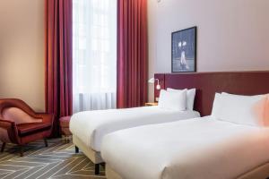 Un ou plusieurs lits dans un hébergement de l'établissement Sapphire House Antwerp, Autograph Collection by Marriott