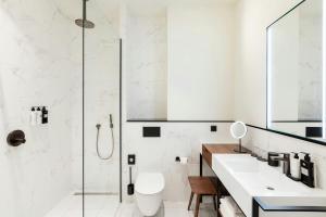 Salle de bains dans l'établissement Sapphire House Antwerp, Autograph Collection by Marriott