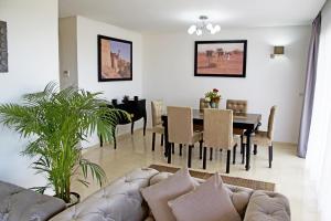 Posezení v ubytování Appartement luxe vue Mer & Golf -Taghazout Bay