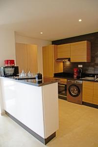 Appartement luxe vue Mer & Golf -Taghazout Bay的厨房或小厨房