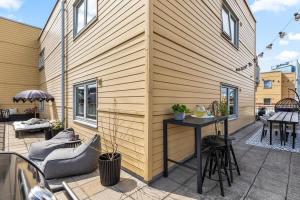 Balkón nebo terasa v ubytování DINBNB APARTMENTS l Unbeatable Location l Priv Rooftop l Self Check-in
