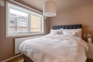 Postel nebo postele na pokoji v ubytování DINBNB APARTMENTS l Unbeatable Location l Priv Rooftop l Self Check-in