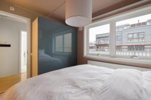 Postel nebo postele na pokoji v ubytování DINBNB APARTMENTS l Unbeatable Location l Priv Rooftop l Self Check-in