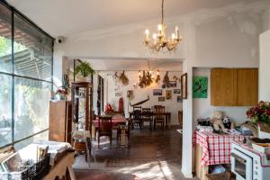 a kitchen and dining room with a chandelier at Kirshner Farm in Bet Leẖem HaGelilit