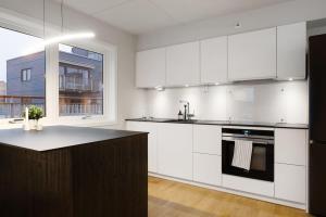 Kuchyň nebo kuchyňský kout v ubytování DINBNB APARTMENTS l Unbeatable Location l Priv Rooftop l Self Check-in