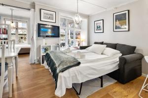una sala de estar con un sofá y una mesa en Dinbnb Homes I Family Friendly Home in Historical Sandviken, en Bergen 16 fotos más