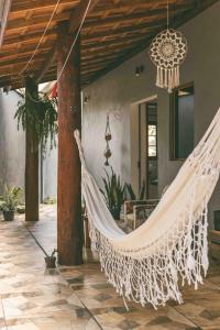una hamaca colgando de un porche en una casa en Casinha Pedra do Baú, en São Bento do Sapucaí