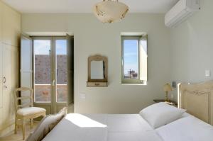 Кровать или кровати в номере Nikoloudi Estate