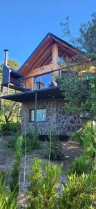 ein Haus mit einem Balkon darauf in der Unterkunft Cá du Mattu in Villa Pehuenia