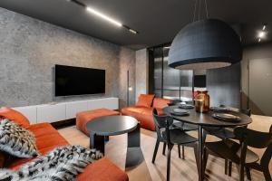 TV a/nebo společenská místnost v ubytování SCALA Apartments City Center & Parking by Downtown Apartments + 37 fotografií