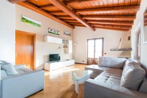 un soggiorno con un divano e un tavolo di Villa Greta a Lenno