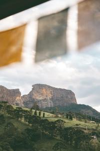 una ventana de tren con vistas a la montaña en Casinha Pedra do Baú, en São Bento do Sapucaí