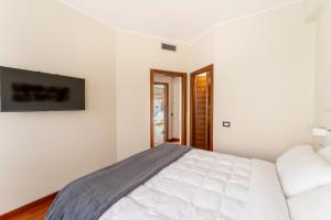 Una cama o camas en una habitación de Cielo Suite, Panoramic Apt View with Jacuzzi