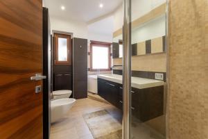 Un baño de Cielo Suite, Panoramic Apt View with Jacuzzi