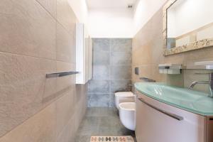 Un baño de Cielo Suite, Panoramic Apt View with Jacuzzi