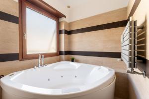 Un baño de Cielo Suite, Panoramic Apt View with Jacuzzi