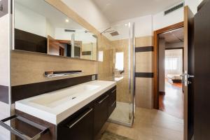 Un baño de Cielo Suite, Panoramic Apt View with Jacuzzi